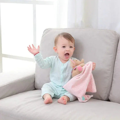 Doudou rose dans les mains de bébé - Monde à maman