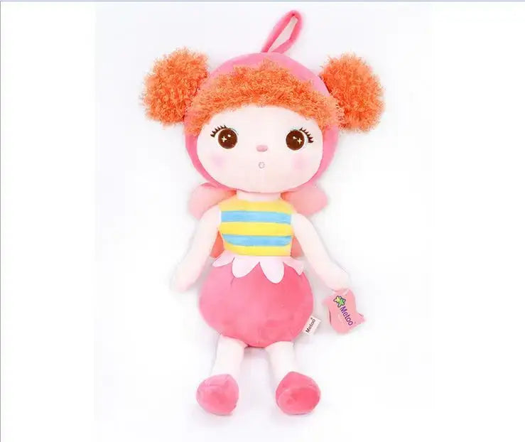 Poupée de chiffon Les Amies de Monde à Maman, visage doux et vêtements colorés, adaptée pour les enfants.
