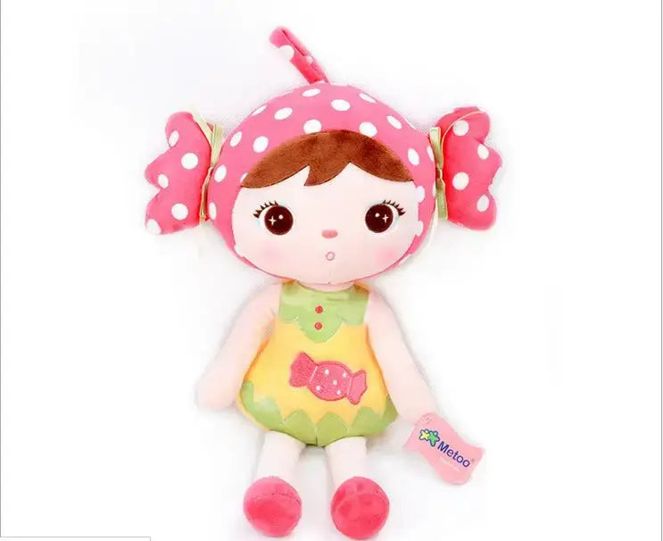 Poupée de chiffon Les Amies de Monde à Maman avec visage souriant et vêtements colorés, douce et câline, pour enfants.
