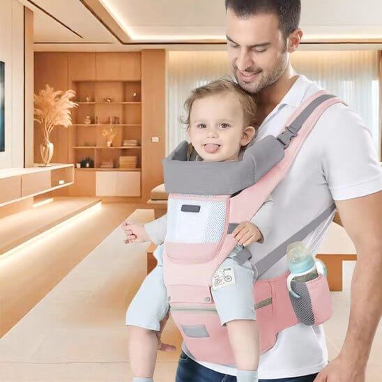 Porte bébé comfort + ergonomique utilisé par un parent avec un enfant souriant à l'intérieur, offrant confort et praticité.