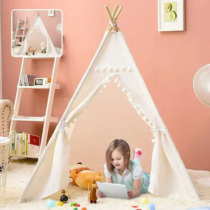 Tente Tipi enfant en tissu avec une petite fille jouant à l'intérieur, décorée pour un espace de jeu amusant.