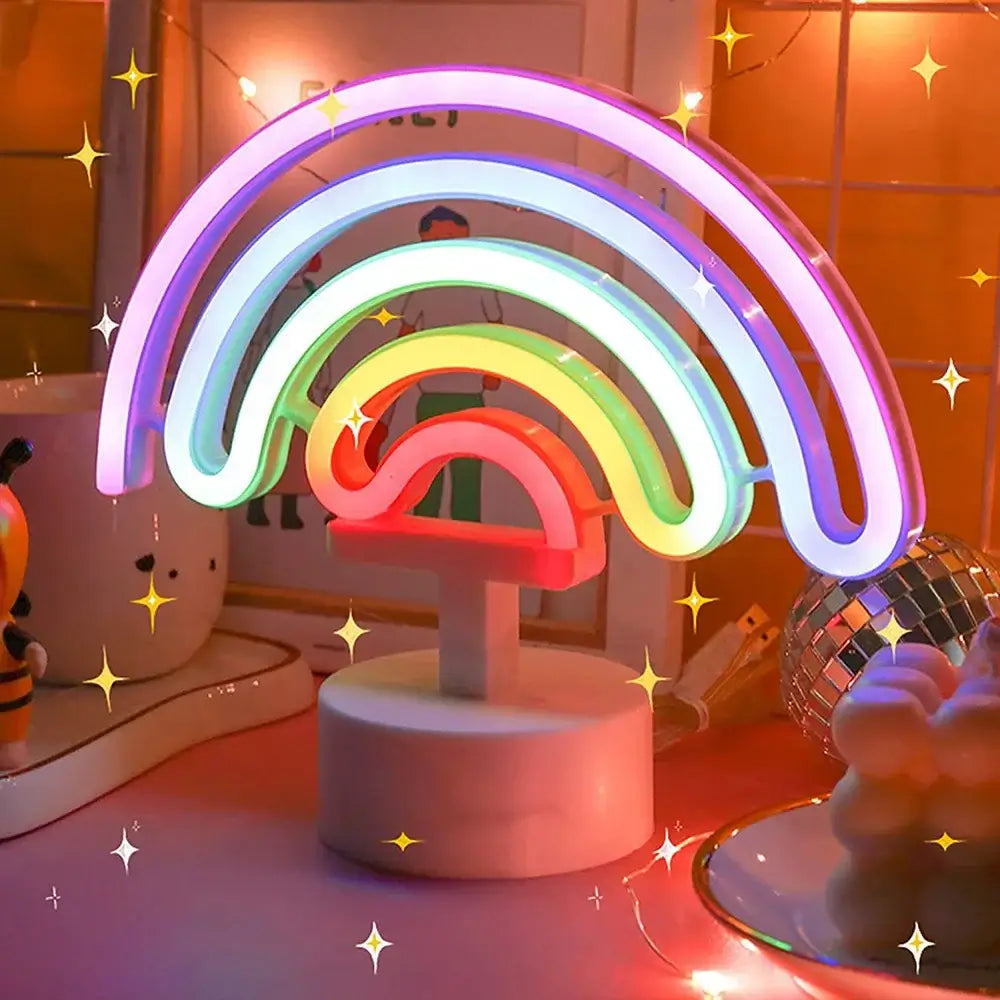 Veilleuse arc-en-ciel colorée illuminant une chambre d'enfant avec une douce lumière.