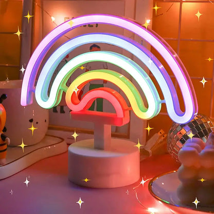 Veilleuse arc-en-ciel colorée illuminant une chambre d'enfant avec une douce lumière.