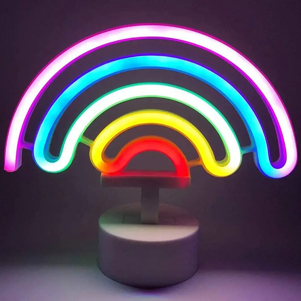 Veilleuse arc-en-ciel illuminant une chambre d'enfant avec des couleurs douces et apaisantes