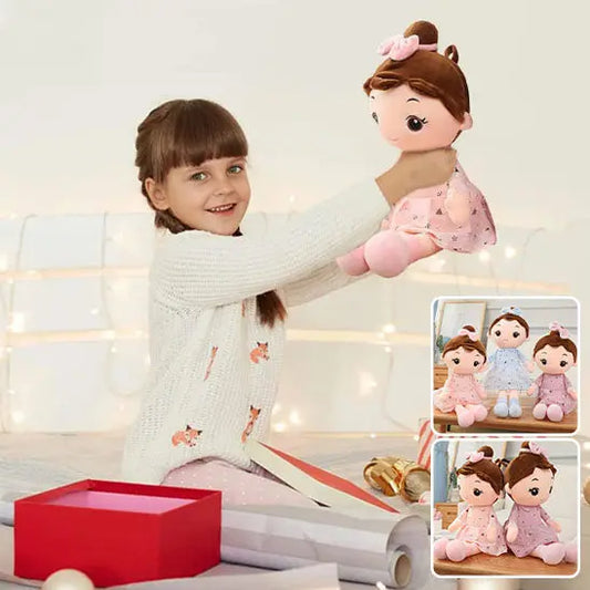 fille qui joue avec sa poupée de chiffon