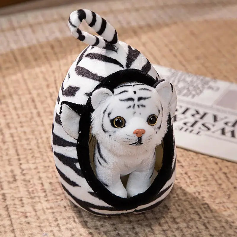 Peluche Tigre dans son cocon de Monde à maman, montrant un tigre doux et câlin dans un cocon coloré et accueillant.