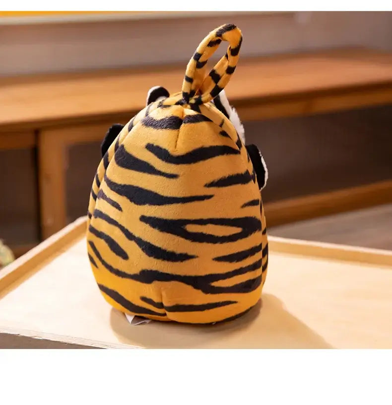 Peluche tigre dans son cocon de la marque Monde à maman, montrant un tigre doux et coloré dans un cocon moelleux.