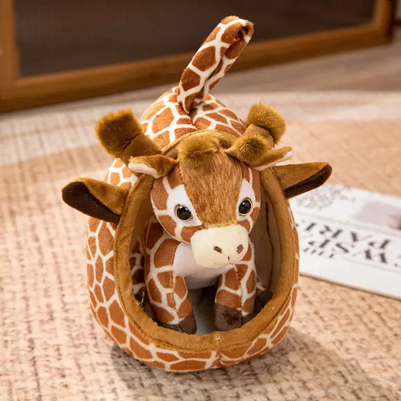 Peluche Tigre dans son cocon de Monde à maman, doux et câlin, avec des détails colorés et un design adorable.