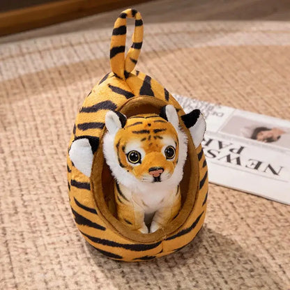 Tigre en peluche dans son cocon, doux et coloré, parfait pour les enfants de Monde à maman.