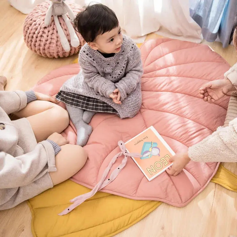 Tapis d'éveil avec fille qui lit un livre  Monde à maman
